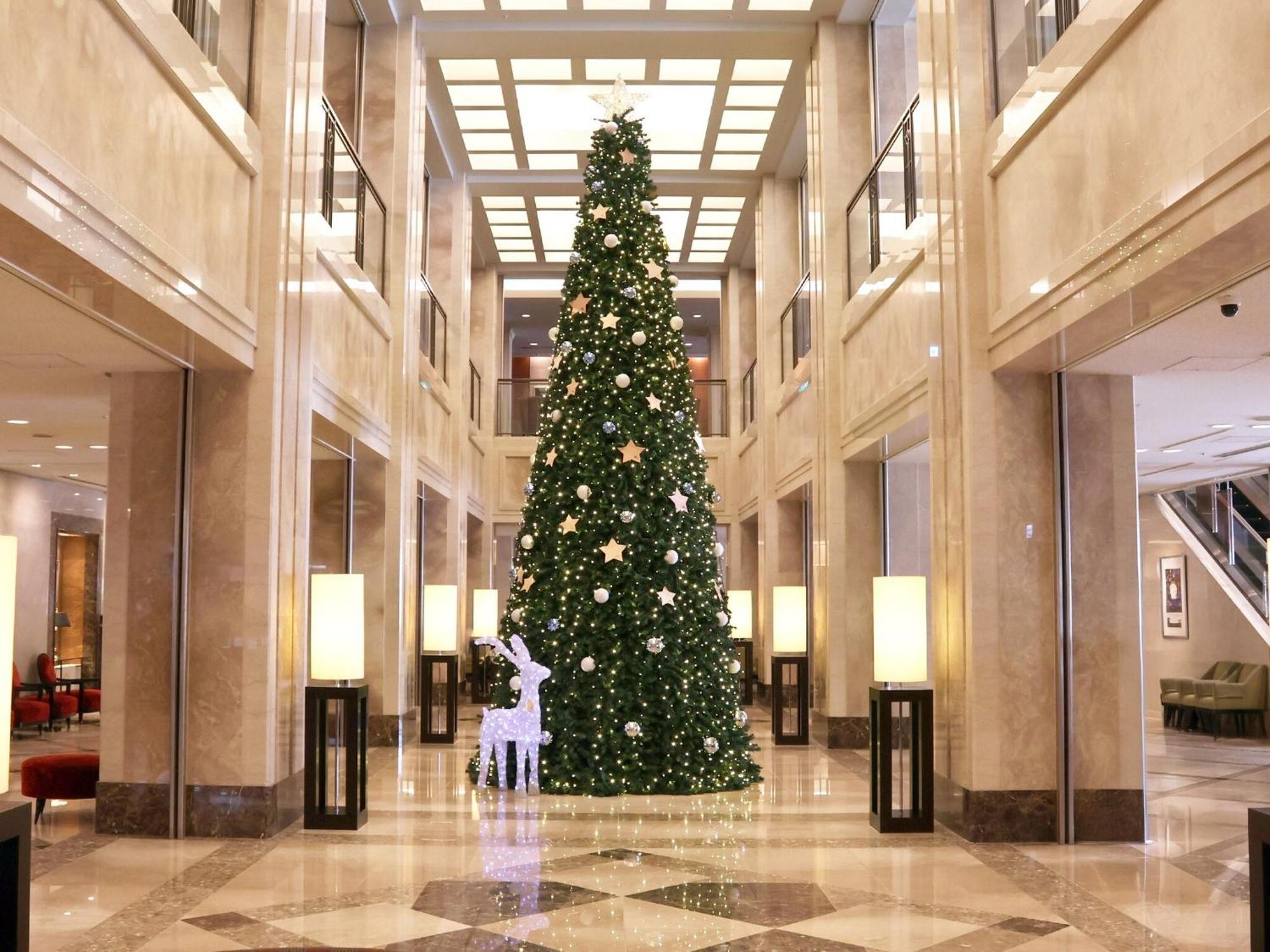 Hotel Nikko Нара Экстерьер фото The Christmas tree at the lobby of the Four Seasons Hotel, Hong Kong